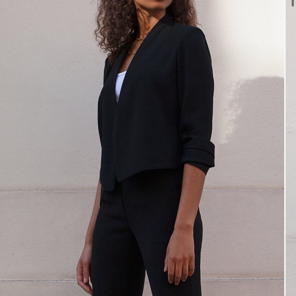 Aritzia Babaton power short blazer